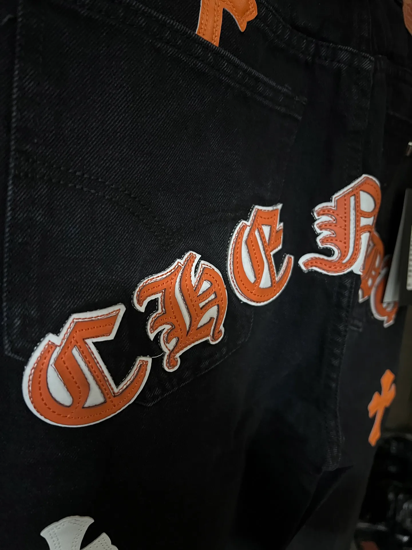 P260 [Next day] Chrome Hearts/Chrome Hearts CH Hong Kong City Limited Series Sanskrit Cross Patch Leather Jeans (Black) Black and Orange Color - Hong Kong Limited Fashion players, Chrome Hearts Hong Kong City Limited Jeans are now available!  The unique color scheme is like the intertwining of vitality and romance of Hong Kong. The three-dimensional letters between the hips seem to tell the story of the city. The customized hardware, the three-dimensional and thick cross stamens, and the hand-cut leather washers make the details full of luxury.  Handcrafted and made of environmentally friendly materials, comfort and quality coexist. Owning it is not only an outfit, but also a status symbol. Globally limited edition, don’t miss it.  Size: 28 30 32 34 (corresponding to s-xl) Detailed size can be found in Figure 9